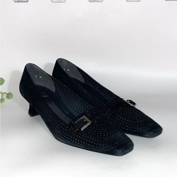 Elegant Stuart Weitzman Black Suede Kitten Heels - Picture 1 of 6